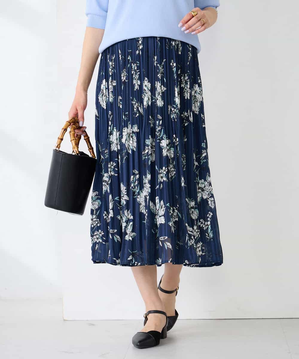 K2HGD36059 a.v.v(アー・ヴェ・ヴェ) 【洗える】フラワープリントランダムプリーツスカート ネイビー