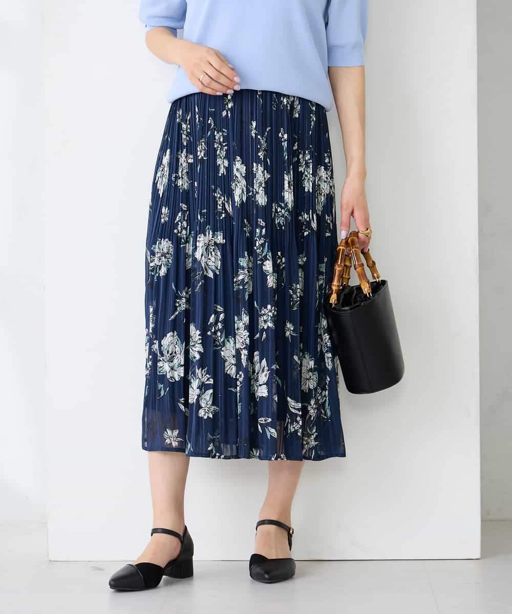 K2HGD36059 a.v.v(アー・ヴェ・ヴェ) 【洗える】フラワープリントランダムプリーツスカート ネイビー