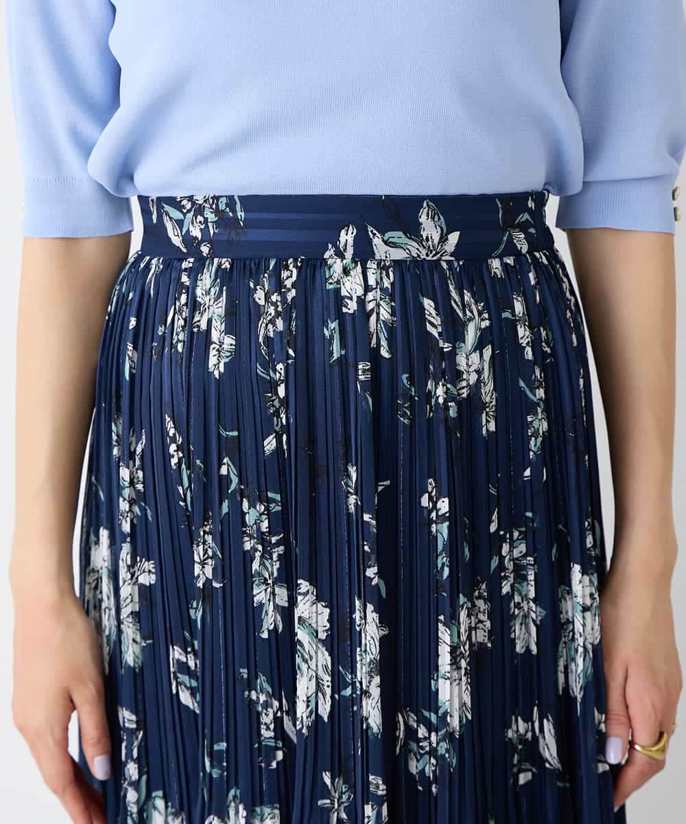 K2HGD36059 a.v.v(アー・ヴェ・ヴェ) 【洗える】フラワープリントランダムプリーツスカート ネイビー