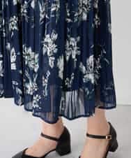 K2HGD36059 a.v.v(アー・ヴェ・ヴェ) 【洗える】フラワープリントランダムプリーツスカート ネイビー