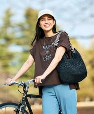 K2KGD39035 a.v.v(アー・ヴェ・ヴェ) ゆるプリントTシャツ ブラウン（ロゴ）