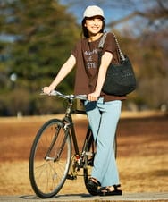 K2KGD39035 a.v.v(アー・ヴェ・ヴェ) ゆるプリントTシャツ ダークグレー（ロゴ）