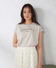 K2KHA46034 a.v.v(アー・ヴェ・ヴェ) 【コットン100%】フレンチスリーブロゴTシャツ グレージュ