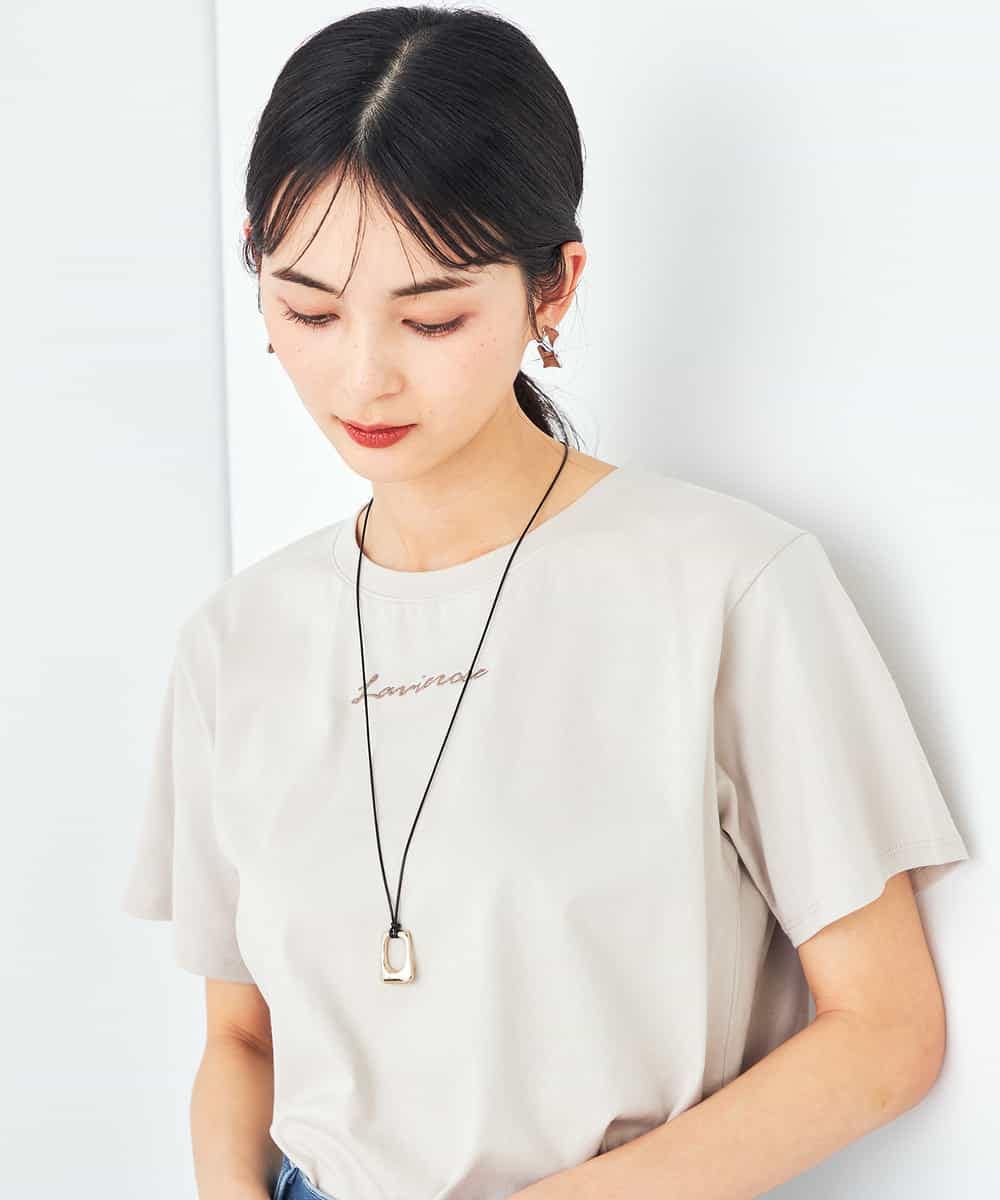 K2KHA54034 a.v.v(アー・ヴェ・ヴェ) 【コットン100%】コンパクト刺繍ロゴTシャツ グレージュ