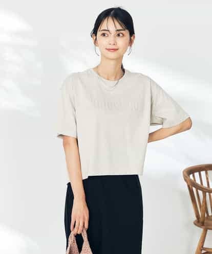 K2KHA56034 a.v.v エンボスロゴクロップドTシャツ