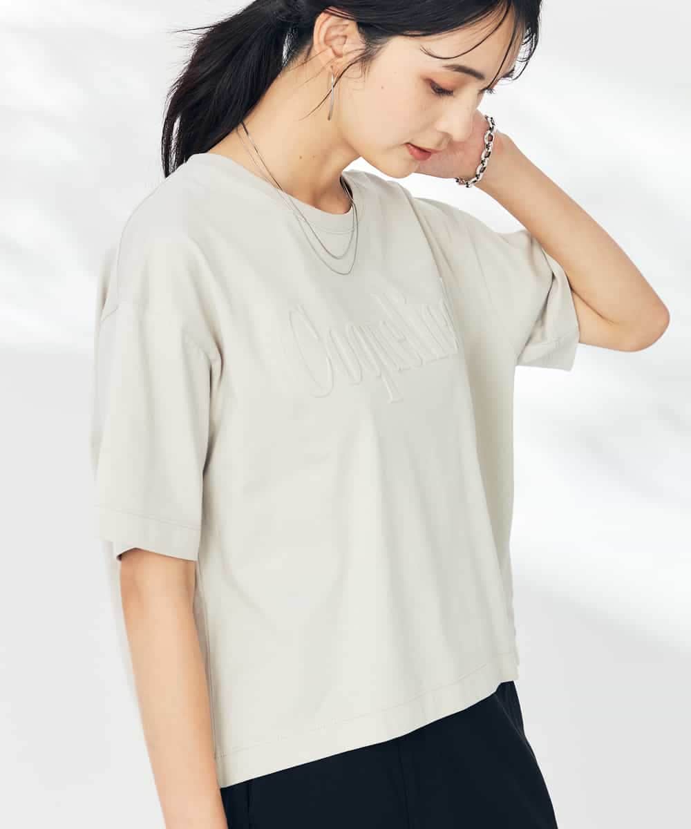 K2KHA56034 a.v.v(アー・ヴェ・ヴェ) エンボスロゴクロップドTシャツ グレージュ
