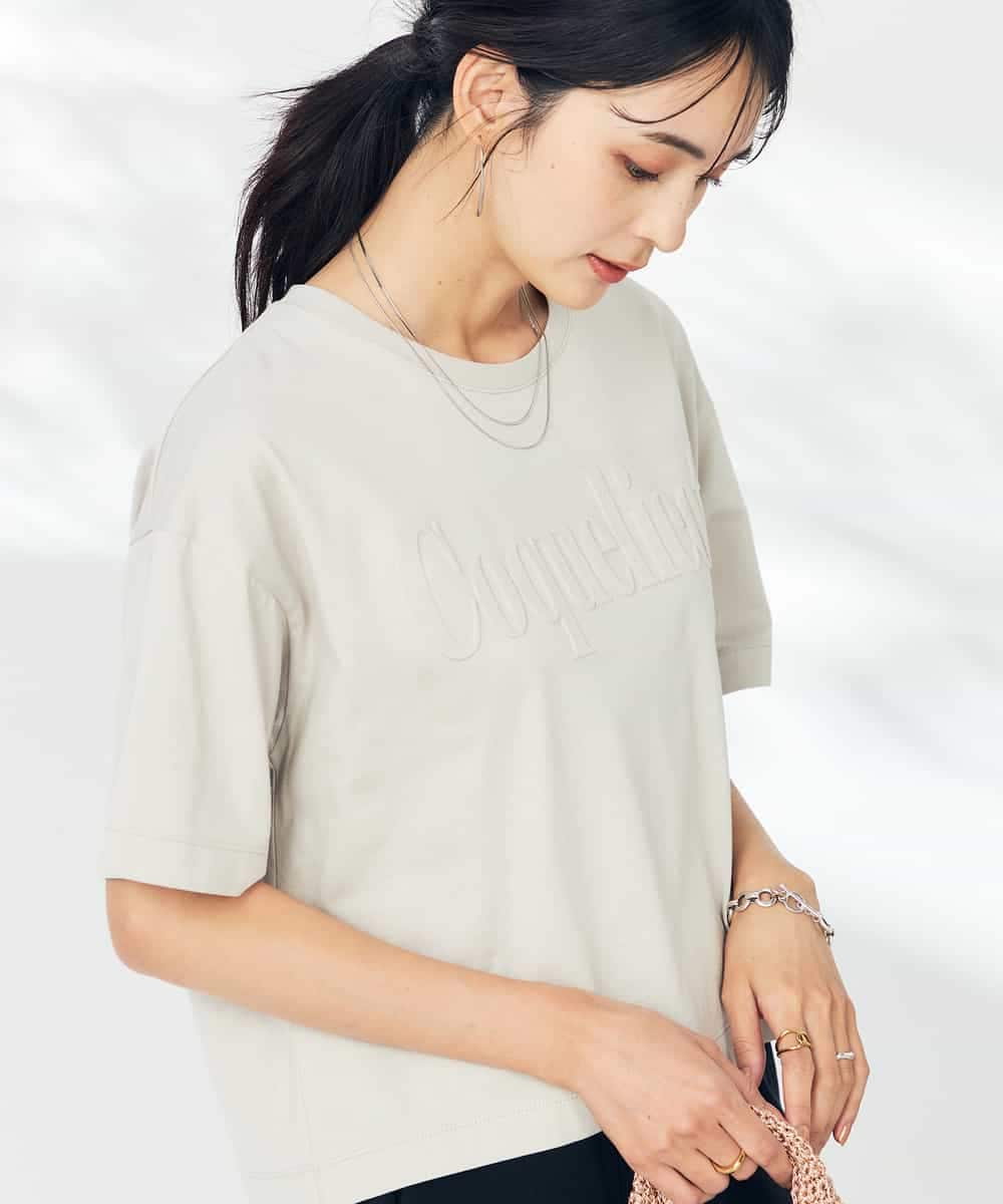 K2KHA56034 a.v.v(アー・ヴェ・ヴェ) エンボスロゴクロップドTシャツ グレージュ