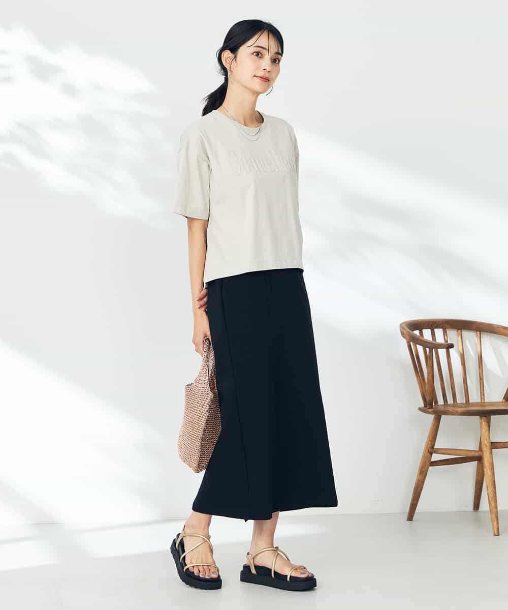 K2KHA56034 a.v.v(アー・ヴェ・ヴェ) エンボスロゴクロップドTシャツ グレージュ