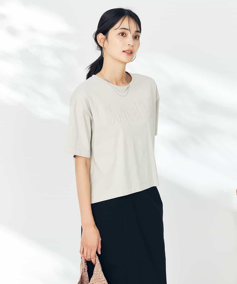 K2KHA56034 a.v.v(アー・ヴェ・ヴェ) エンボスロゴクロップドTシャツ グレージュ