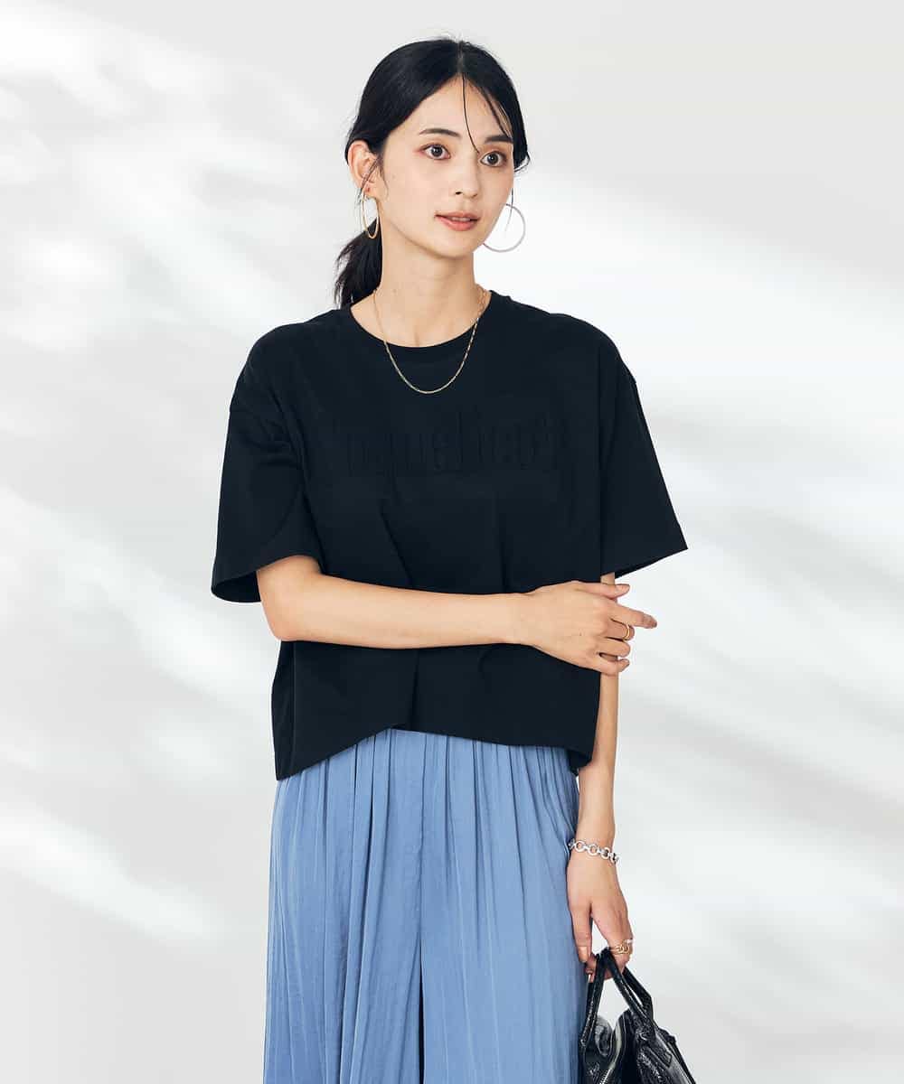 K2KHA56034 a.v.v(アー・ヴェ・ヴェ) エンボスロゴクロップドTシャツ グレージュ