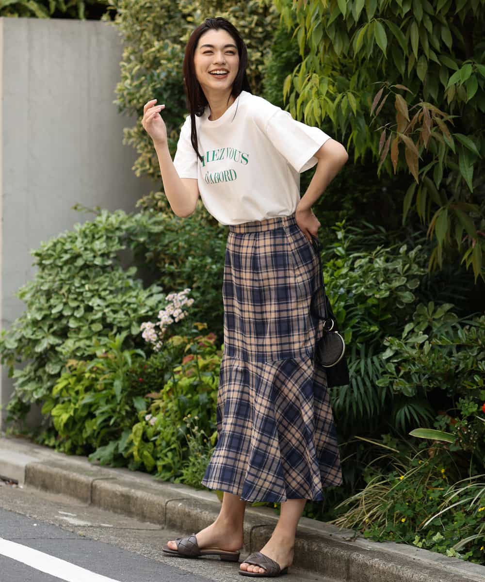 K2KHP66029 a.v.v(アー・ヴェ・ヴェ) ラウンドヘムロゴTシャツ ブラック