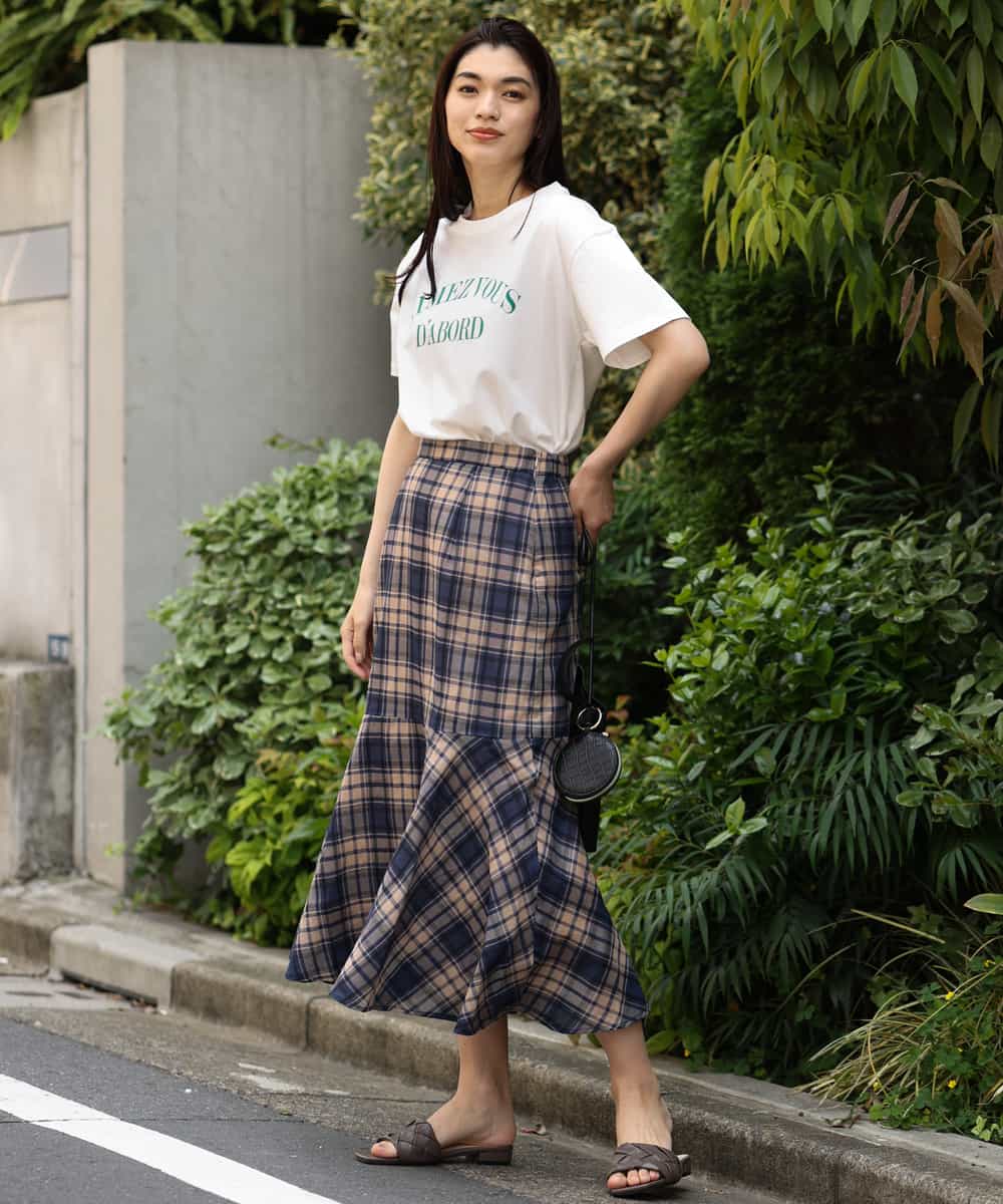 K2KHP66029 a.v.v(アー・ヴェ・ヴェ) ラウンドヘムロゴTシャツ ブラック