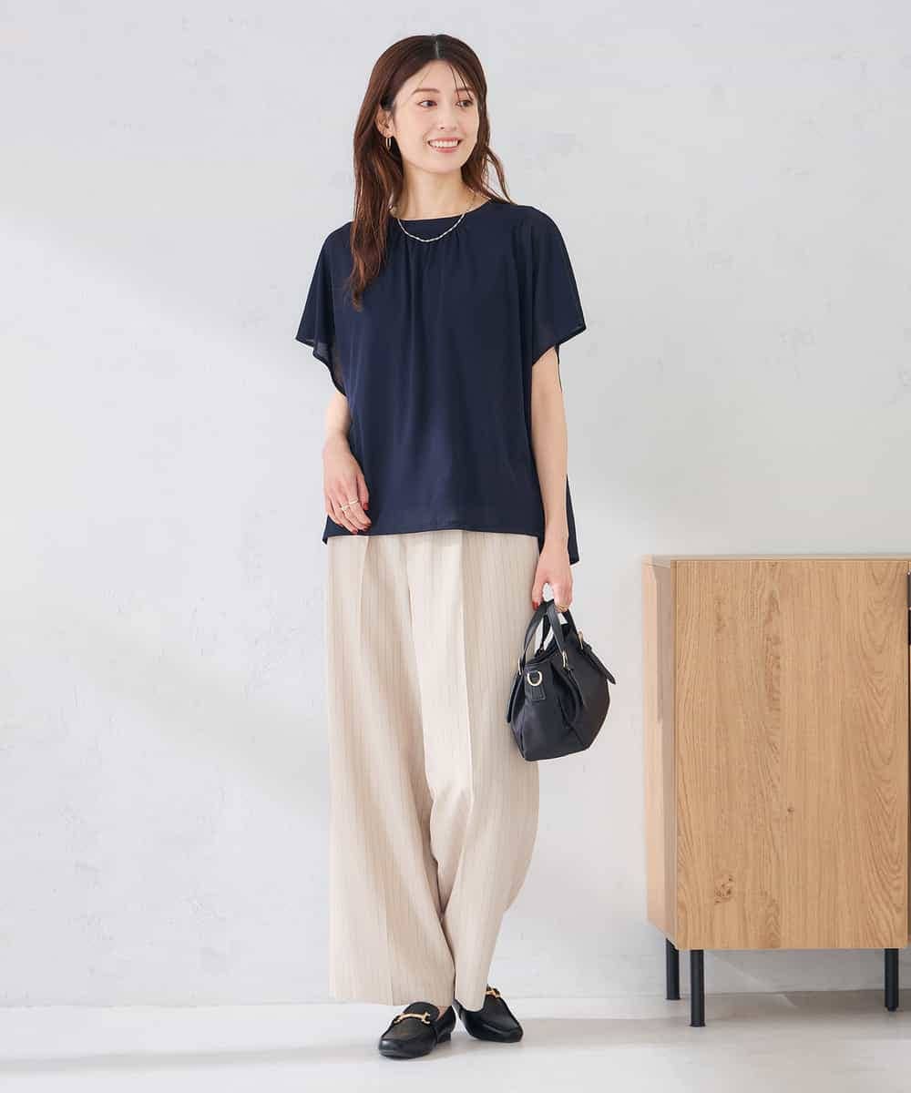 K2KID75044 a.v.v(アー・ヴェ・ヴェ) シアーギャザーネックトップス ネイビー