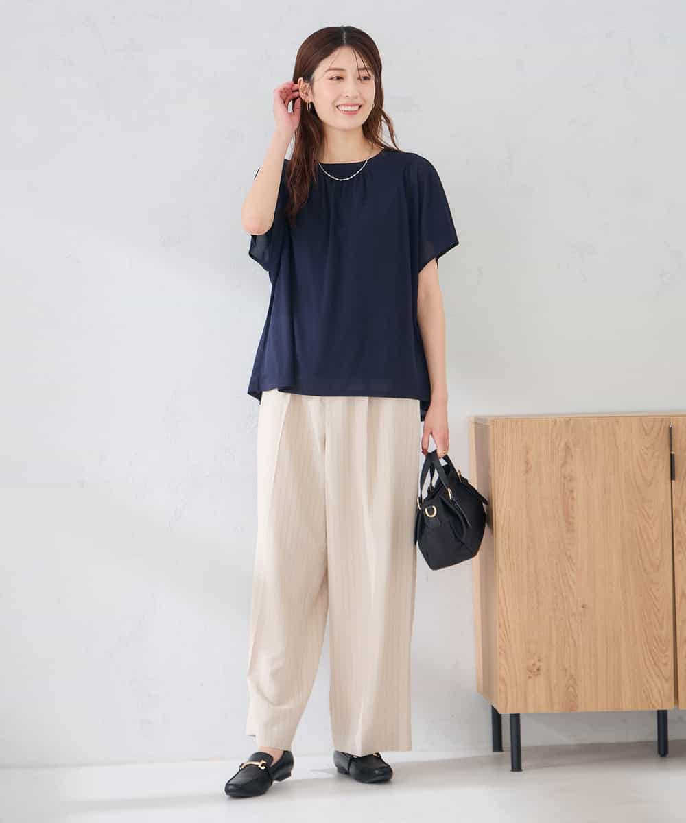 K2KID75044 a.v.v(アー・ヴェ・ヴェ) シアーギャザーネックトップス ネイビー