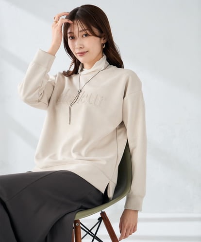 K2KLA46044 a.v.v エンボスロゴスウェードトップス