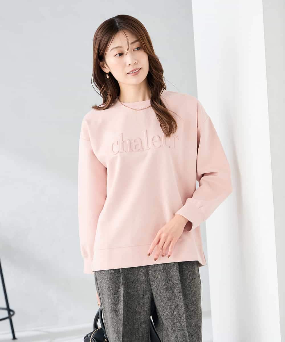 K2KLA46044 a.v.v(アー・ヴェ・ヴェ) エンボスロゴスウェードトップス ピンク