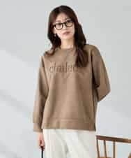 K2KLA46044 a.v.v(アー・ヴェ・ヴェ) エンボスロゴスウェードトップス ベージュ