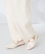 K2LDD21059 a.v.v(アー・ヴェ・ヴェ) 【雑誌InRed(宝島社)4月号掲載/洗える】タックテーパードパンツ アイボリー