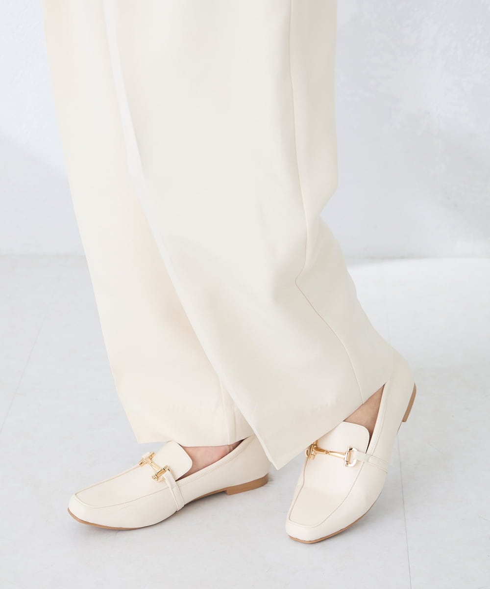 K2LDD21059 a.v.v(アー・ヴェ・ヴェ) 【雑誌InRed(宝島社)4月号掲載/洗える】タックテーパードパンツ アイボリー