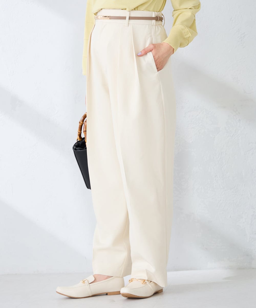 K2LDD21059 a.v.v(アー・ヴェ・ヴェ) 【雑誌InRed(宝島社)4月号掲載/洗える】タックテーパードパンツ アイボリー