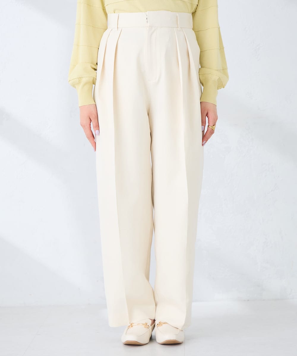 K2LDD21059 a.v.v(アー・ヴェ・ヴェ) 【雑誌InRed(宝島社)4月号掲載/洗える】タックテーパードパンツ アイボリー