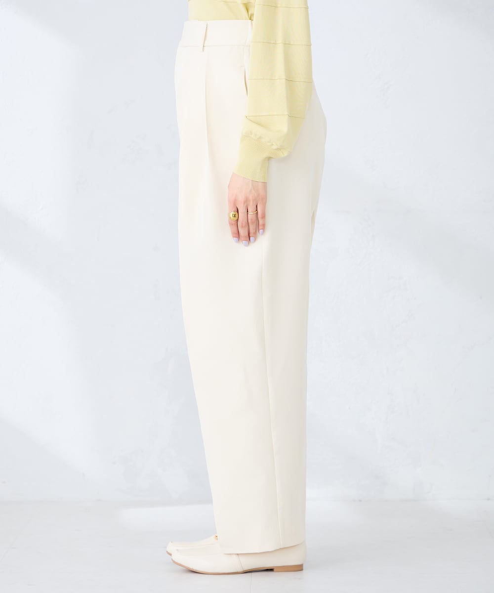 K2LDD21059 a.v.v(アー・ヴェ・ヴェ) 【雑誌InRed(宝島社)4月号掲載/洗える】タックテーパードパンツ アイボリー