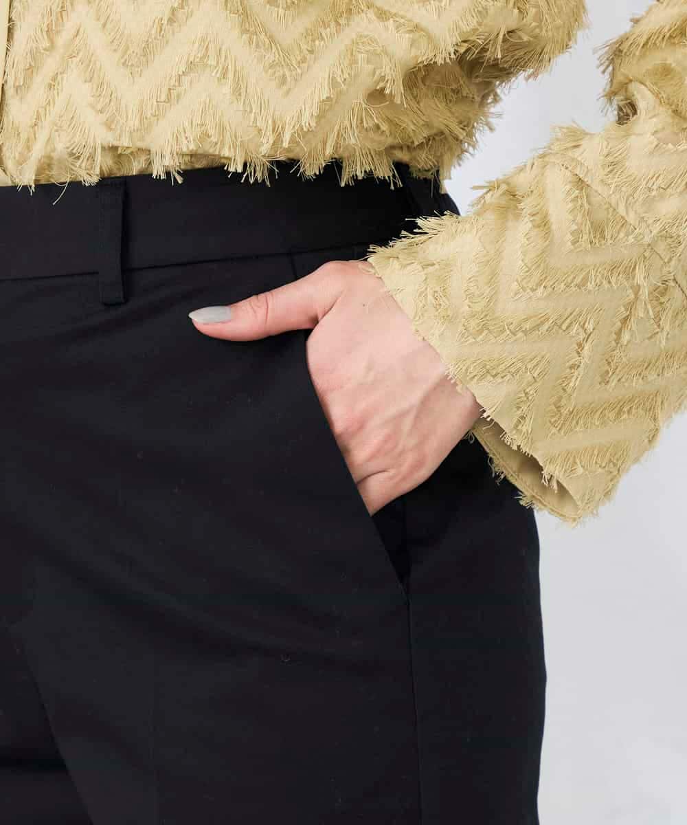 K2LFD28054 a.v.v(アー・ヴェ・ヴェ) センタープレススリムパンツ ホワイト