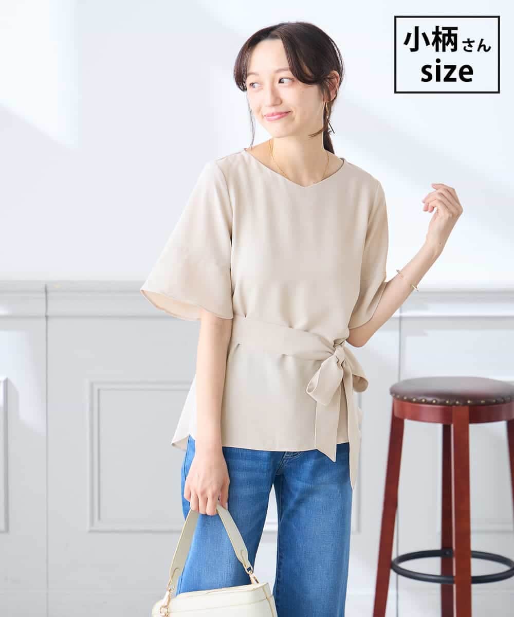 K3BGD07049 a.v.v Elmi(アー・ヴェ・ヴェ) 【低身長サイズ】浅Vネックブラウス［接触冷感/速乾/UVカット/イージーケア］ グレージュ