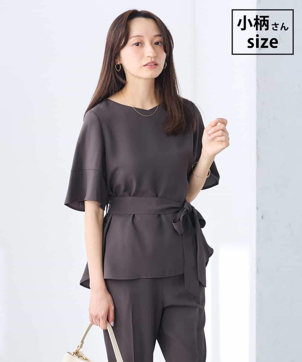 K3BGD07049 a.v.v Elmi(アー・ヴェ・ヴェ) 【低身長サイズ】浅Vネックブラウス［接触冷感/速乾/UVカット/イージーケア］ ダークグレー