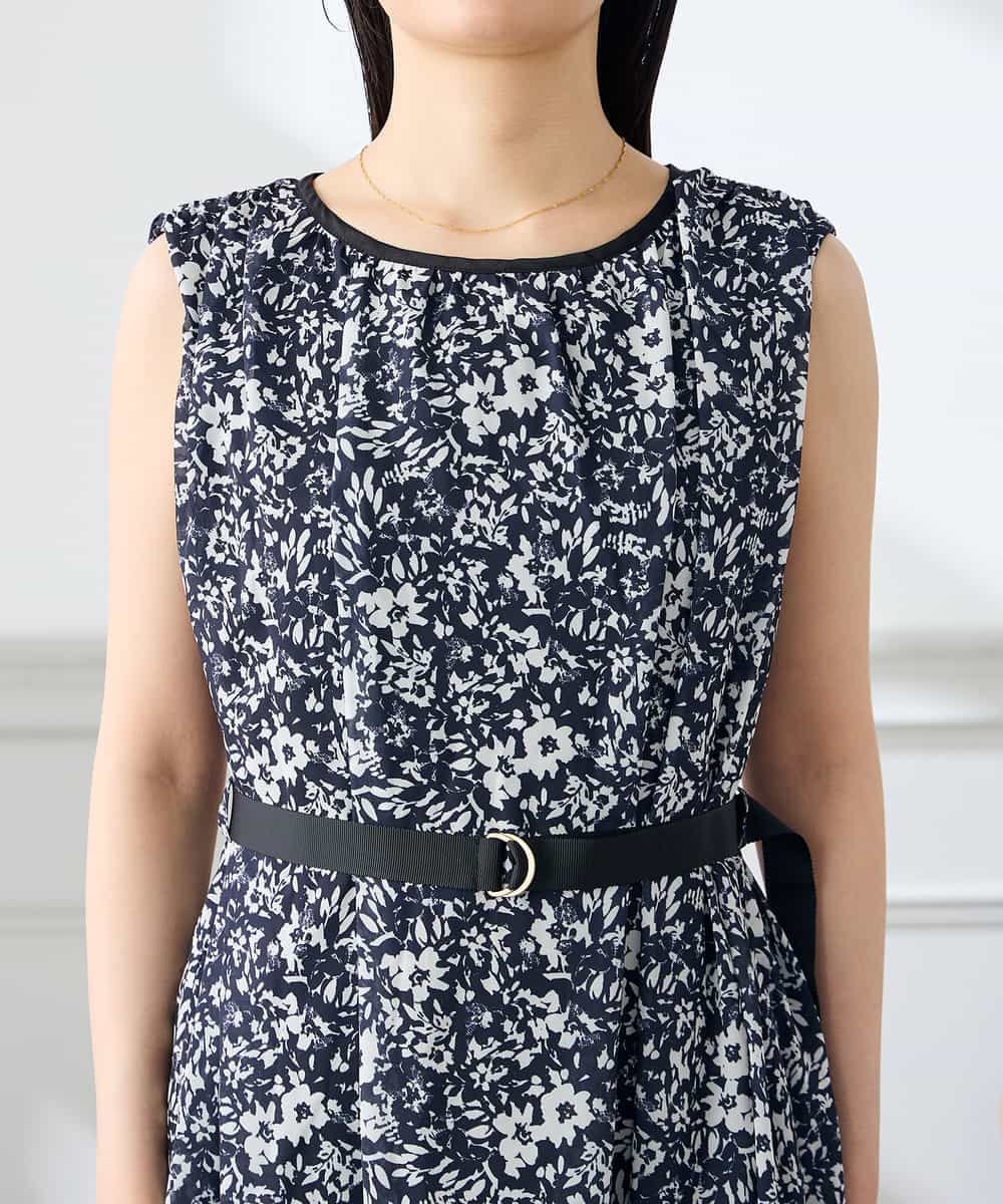 K3EHD15089 a.v.v Elmi(アー・ヴェ・ヴェ) 【低身長サイズ/洗える】フラワープリントギャザーノースリーブワンピース ネイビー