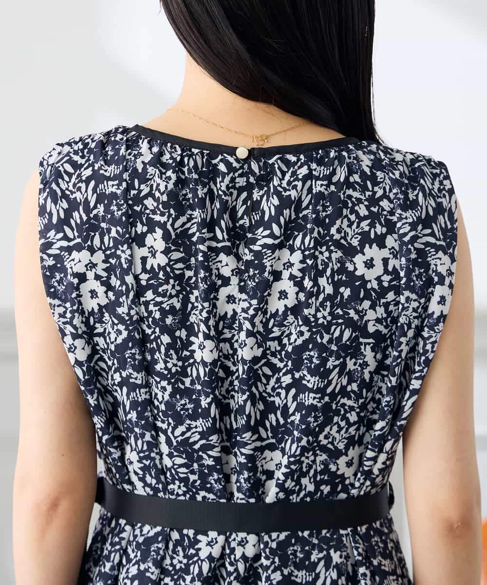 K3EHD15089 a.v.v Elmi(アー・ヴェ・ヴェ) 【低身長サイズ/洗える】フラワープリントギャザーノースリーブワンピース ネイビー