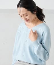 K3FBD27054 a.v.v Elmi(アー・ヴェ・ヴェ) 【低身長サイズ】フラワー刺繍ニットプルオーバー グレー