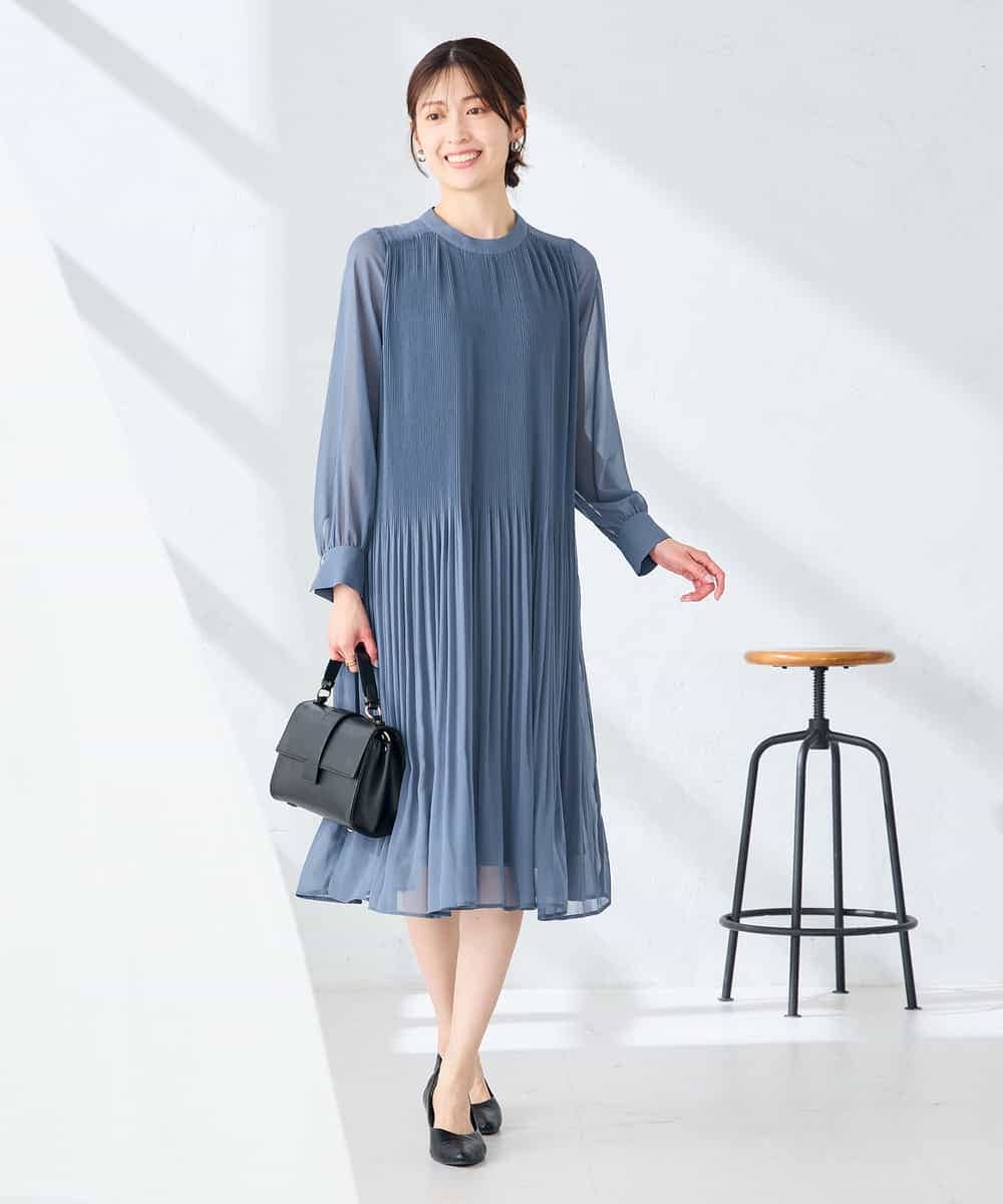 K6EHF26109 a.v.v(アー・ヴェ・ヴェ) 【WEB限定】ランダムプリーツワンピース ブルー