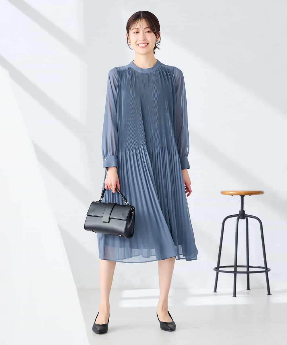 K6EHF26109 a.v.v(アー・ヴェ・ヴェ) 【WEB限定】ランダムプリーツワンピース ブルー