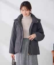 K6JBG10159 a.v.v(アー・ヴェ・ヴェ) 【WEB限定】2WAY スタンドネック ショート ダウン ジャケット ライトカーキ