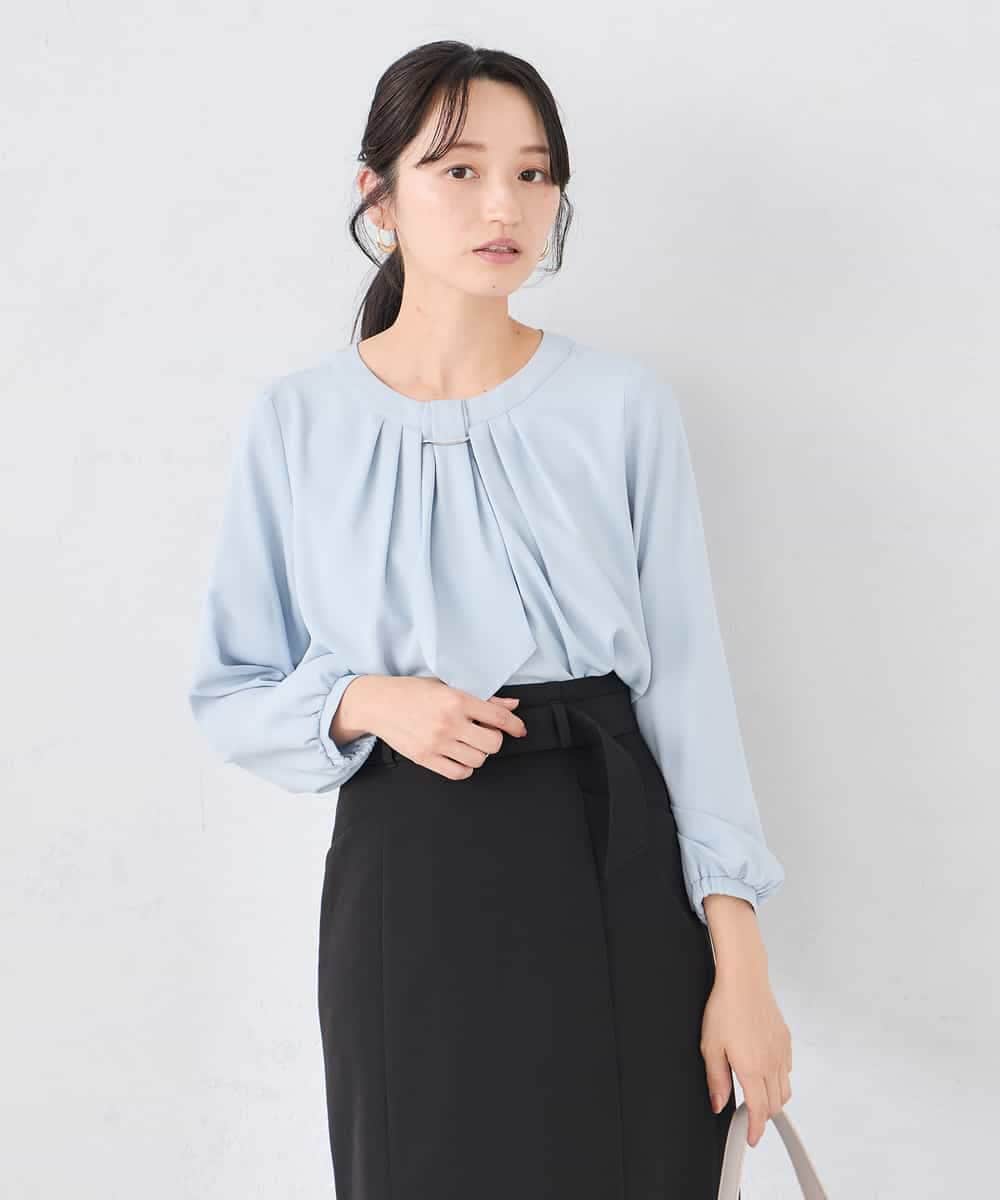 KABCD01059 a.v.v Elmi(アー・ヴェ・ヴェ) 【低身長サイズ】【洗える/ストレッチ】ボウタイメタルチャームブラウス ライトブルー