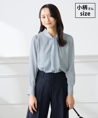 KABFE09059  【低身長サイズ】幾何柄ボウタイ風ブラウス