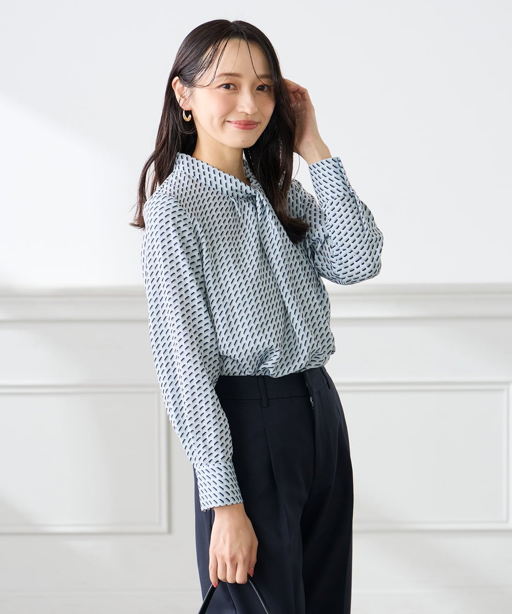 KABFE09059 a.v.v Elmi(アー・ヴェ・ヴェ) 【低身長サイズ】幾何柄ボウタイ風ブラウス ライトブルー