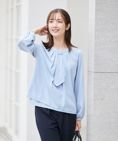 KBBCD01059 a.v.v 【洗える/ストレッチ】ボウタイメタルチャームブラウス