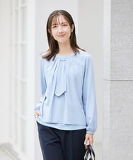 KBBCD01059 a.v.v(アー・ヴェ・ヴェ) 【洗える/ストレッチ】ボウタイメタルチャームブラウス ライトブルー