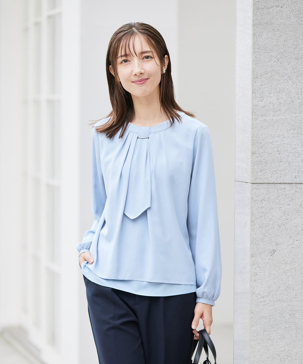 KBBCD01059 a.v.v(アー・ヴェ・ヴェ) 【洗える/ストレッチ】ボウタイメタルチャームブラウス ライトブルー