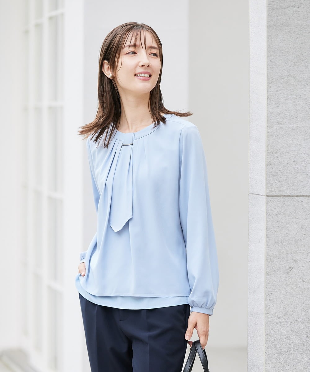 KBBCD01059 a.v.v(アー・ヴェ・ヴェ) 【洗える/ストレッチ】ボウタイメタルチャームブラウス ライトブルー