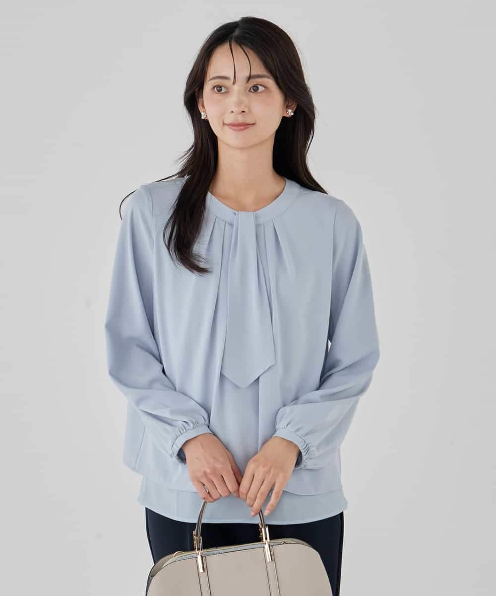 KBBCD01059 a.v.v(アー・ヴェ・ヴェ) 【洗える/ストレッチ】ボウタイメタルチャームブラウス ライトブルー