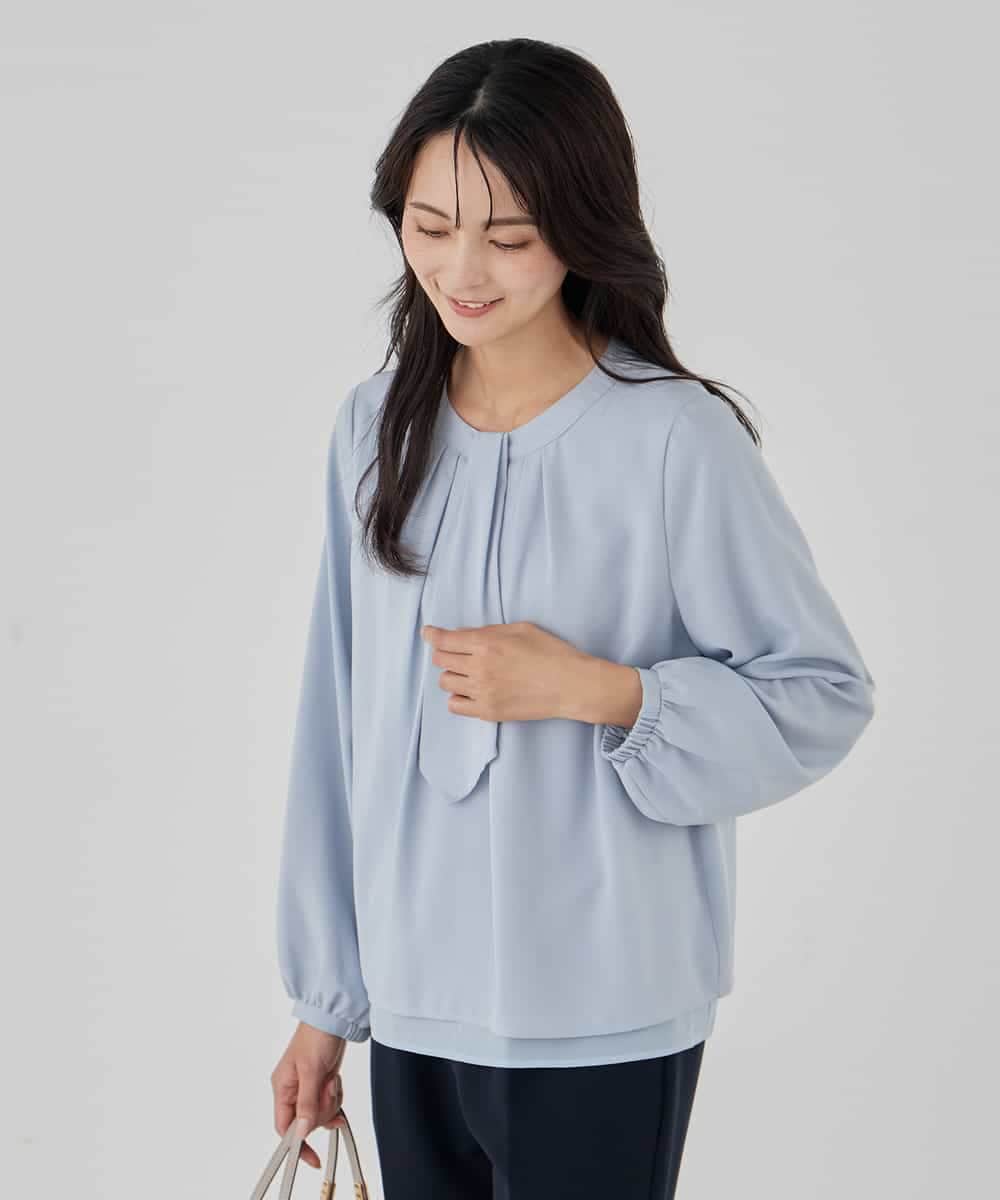KBBCD01059 a.v.v(アー・ヴェ・ヴェ) 【洗える/ストレッチ】ボウタイメタルチャームブラウス ライトブルー