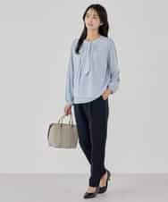 KBBCD01059 a.v.v(アー・ヴェ・ヴェ) 【洗える/ストレッチ】ボウタイメタルチャームブラウス ライトブルー