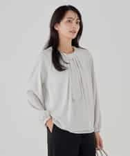 KBBCD01059 a.v.v(アー・ヴェ・ヴェ) 【洗える/ストレッチ】ボウタイメタルチャームブラウス ライトブルー