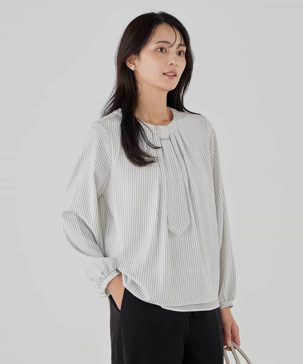 KBBCD01059 a.v.v(アー・ヴェ・ヴェ) 【洗える/ストレッチ】ボウタイメタルチャームブラウス ライトブルー