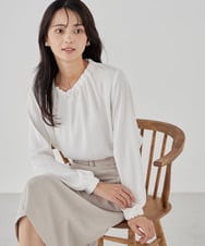 KBBCD03059 a.v.v(アー・ヴェ・ヴェ) 【洗える】タックネックブラウス ホワイト