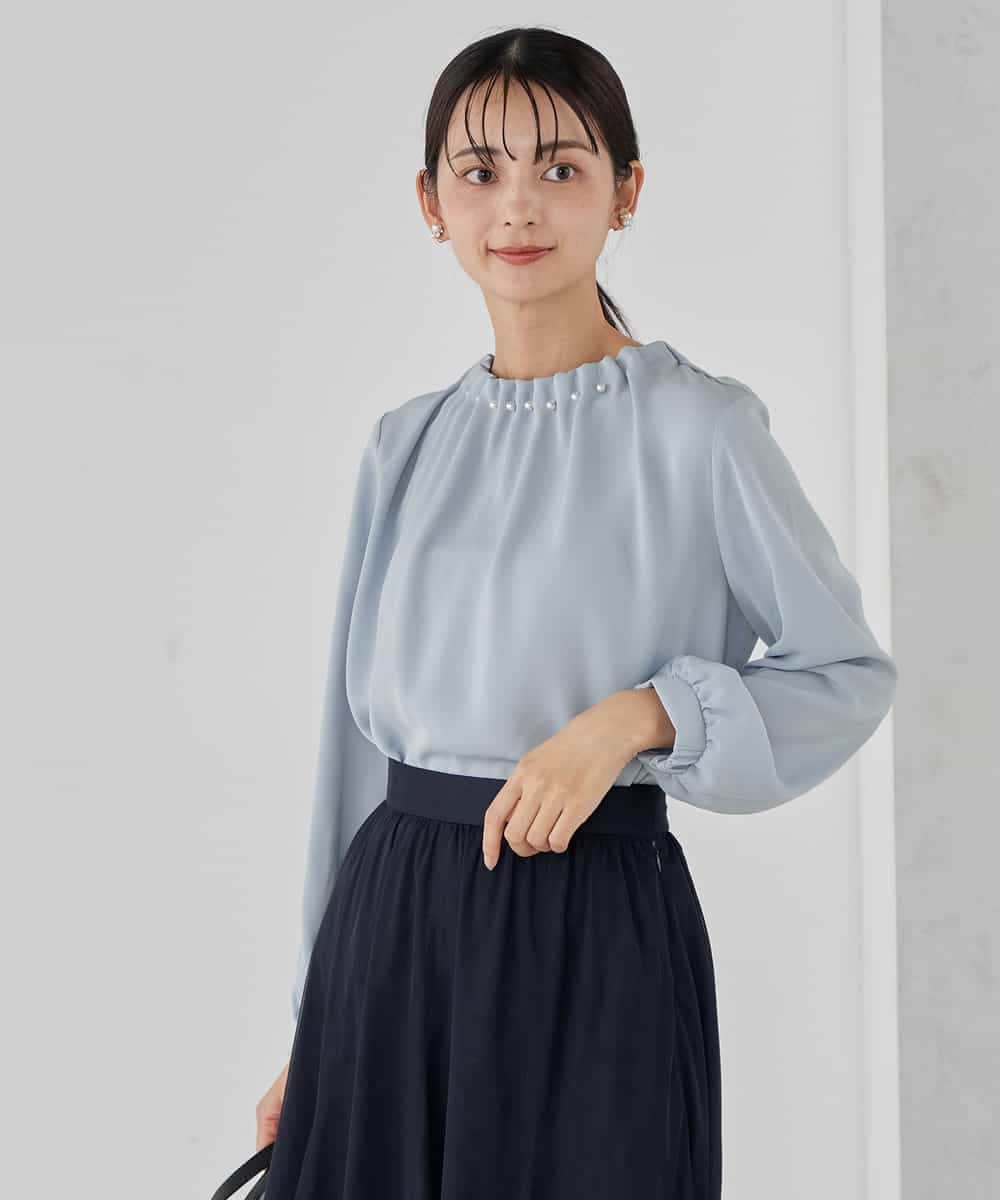 KBBCD03059 a.v.v(アー・ヴェ・ヴェ) 【洗える】タックネックブラウス ライトブルー