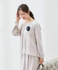 KBBCD05059 a.v.v(アー・ヴェ・ヴェ) サテンバックフレアブラウス【洗える/速乾/毛玉になりにくい/イージーケア】 グレージュ